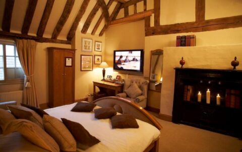 Discover the Best Cheap Hotel in Gerrards Cross: Stay at The Greyhound Inn