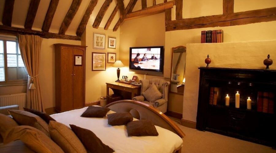 Discover the Best Cheap Hotel in Gerrards Cross: Stay at The Greyhound Inn